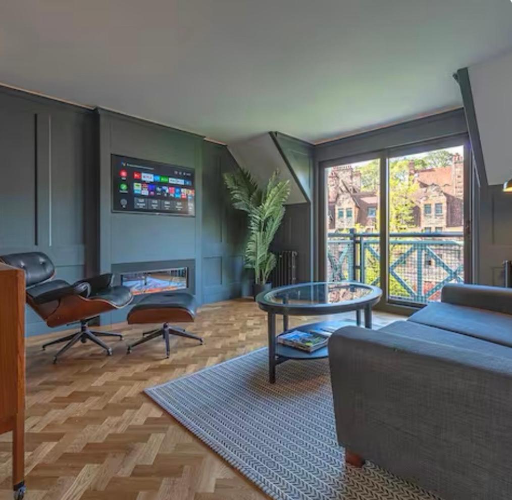 - Edinburgh - Apartment With Balcony And Free, Secure Garage Parking Exterior photo